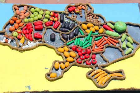 Утопающая в зелени улица Кузнечная: старинные дома с лепниной и сохранившаяся брусчатка (фоторепортаж)