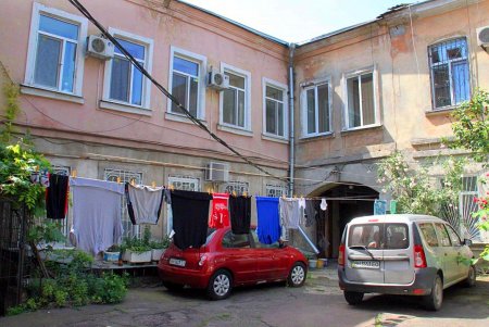 Утопающая в зелени улица Кузнечная: старинные дома с лепниной и сохранившаяся брусчатка (фоторепортаж)