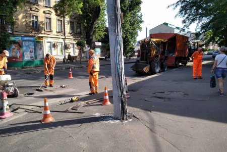 Одесские коммунальщики очищают стоки и дождеприёмники на улицах города (фото)