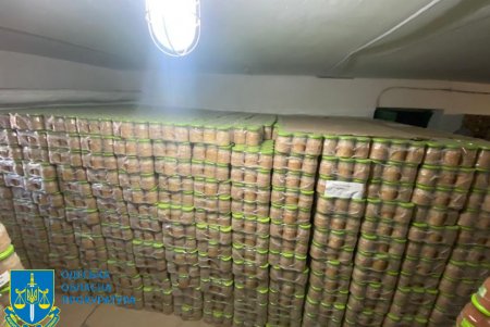 В Черноморске предпринимательница поставила почти 30 тысяч банок некачественных консервов в городской фонд резервов (фото)