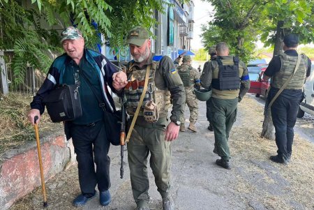 Бойцы Нацгвардии в Херсонской области обеспечивают эвакуацию пострадавших (фото)