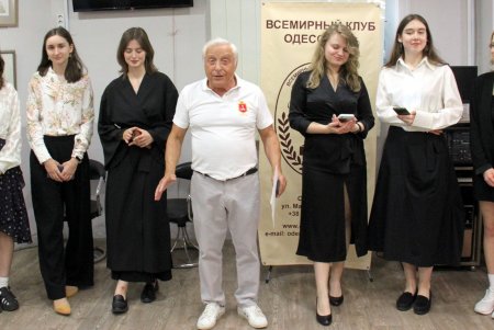 Во Всемирном клубе одесситов открылась выставка молодых художников (фоторепортаж)
