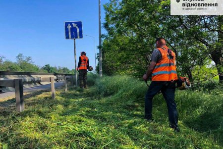 Специалисты ремонтируют и очищают трассу Одесса-Киев для безопасного проезда  (фото)