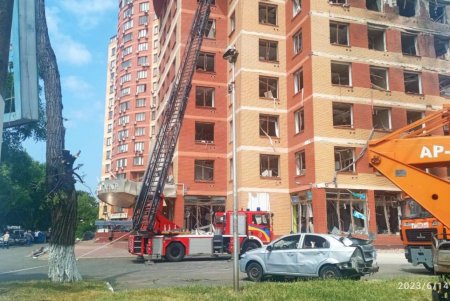Коммунальные службы Одессы на месте обстрелов очищают территорию от обломков и выявляют причиненный гражданам ущерб (фото)