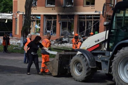 Коммунальные службы Одессы на месте обстрелов очищают территорию от обломков и выявляют причиненный гражданам ущерб (фото)