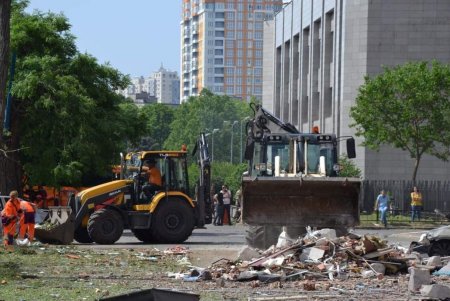 Коммунальные службы Одессы на месте обстрелов очищают территорию от обломков и выявляют причиненный гражданам ущерб (фото)