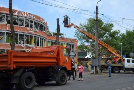 Коммунальные службы Одессы на месте обстрелов очищают территорию от обломков и выявляют причиненный гражданам ущерб (фото)