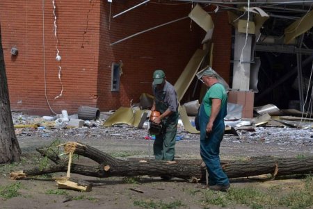 Коммунальные службы Одессы на месте обстрелов очищают территорию от обломков и выявляют причиненный гражданам ущерб (фото)