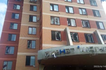 Коммунальные службы Одессы на месте обстрелов очищают территорию от обломков и выявляют причиненный гражданам ущерб (фото)
