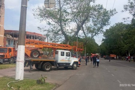 Коммунальные службы Одессы на месте обстрелов очищают территорию от обломков и выявляют причиненный гражданам ущерб (фото)