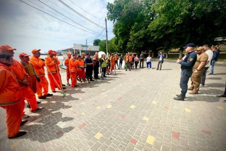 Коммунальные службы приступили к уборке городских пляжей (фото, видео)