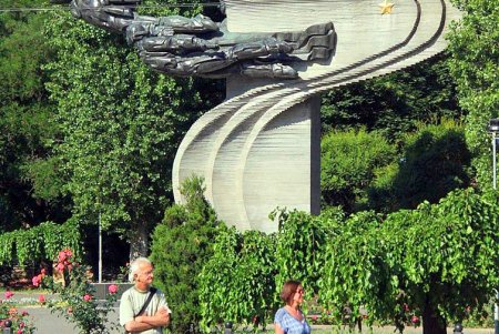 Фонтанская дорога - рекордсмен по количеству скверов (фоторепортаж)