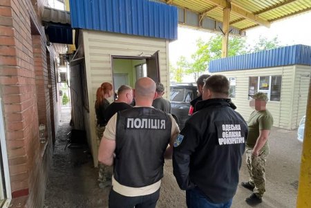 Работник одесской таможни «поставил на поток» получение взяток за оформление документов на выезд за границу (фото)
