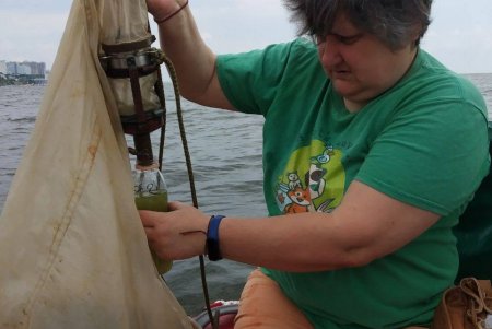 Одесса: экологи взяли пробы воды в открытом море для оценки масштабов загрязнения (фото)