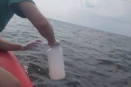 Одесса: экологи взяли пробы воды в открытом море для оценки масштабов загрязнения (фото)