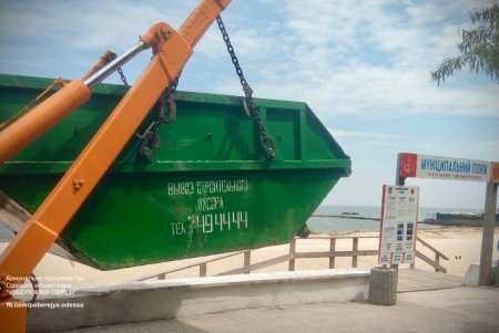 Коммунальщики очищают пляжи от гор мусора, прибитого к берегам Одессы после разрушения Каховской ГЭС (фото)