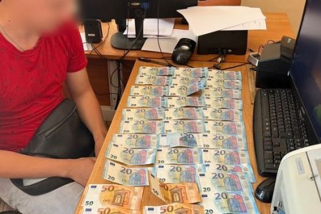 В пункте пропуска «Табаки» у пассажира иномарки обнаружили поддельные штампы в паспорте: он попытался подкупить пограничников (фото)