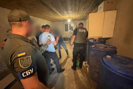 В Кучурганах правоохранители ликвидировали подпольный цех по изготовлению контрафактного алкоголя (фото)