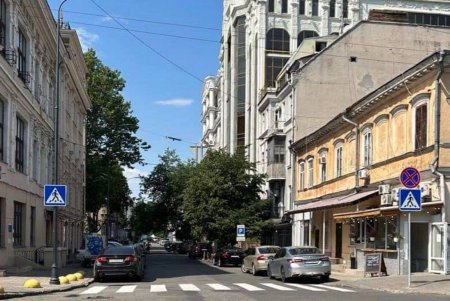 Одесские коммунальщики обустраивают и обновляют пешеходные переходы в центральной части города (фото)