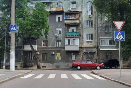 Одесские коммунальщики обустраивают и обновляют пешеходные переходы в центральной части города (фото)