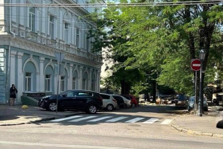 Одесские коммунальщики обустраивают и обновляют пешеходные переходы в центральной части города (фото)