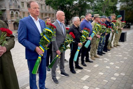 По случаю Дня Конституции Украины мэр Одессы принял участие в церемонии возложения цветов (фото)