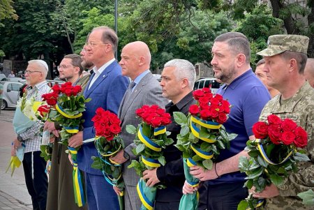 По случаю Дня Конституции Украины мэр Одессы принял участие в церемонии возложения цветов (фото)