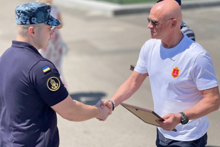 День ВМС: мэр Одессы поздравил и наградил военных моряков (фото)