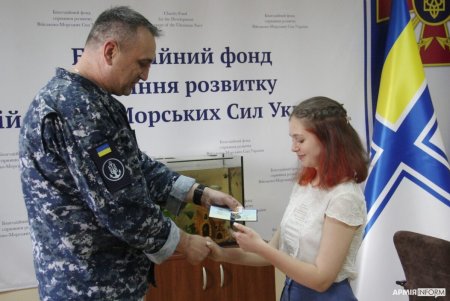 15-летняя волонтер с позывным «Мишка» получила награду от вицеадмирала ВМС