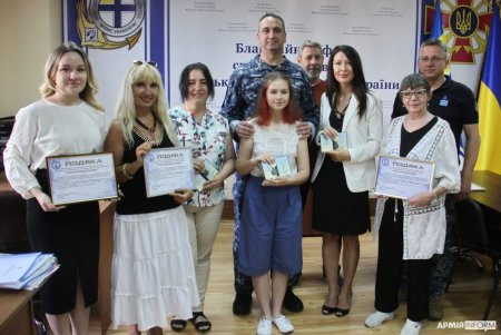 15-летняя волонтер с позывным «Мишка» получила награду от вицеадмирала ВМС