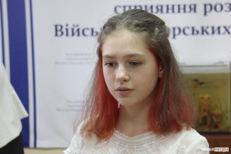 15-летняя волонтер с позывным «Мишка» получила награду от вицеадмирала ВМС