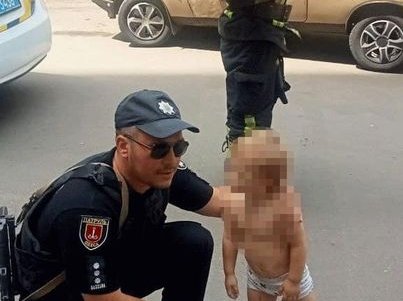 Заперся в квартире и пошел спать: одесские патрульные пришли на помощь двухлетнему малышу
