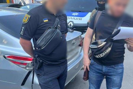 Инспектор одесской полиции брал взятки за незаконное оформление разрешений на оружие