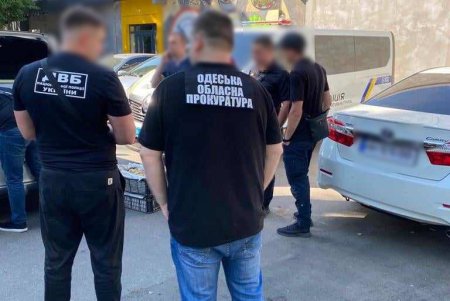 Инспектор одесской полиции брал взятки за незаконное оформление разрешений на оружие