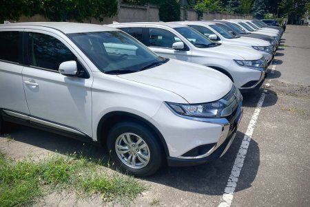 Одесса отправила украинским защитникам девять внедорожников и авто Скорой помощи (фото, видео) 