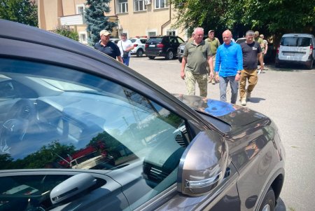 Одесса отправила украинским защитникам девять внедорожников и авто Скорой помощи (фото, видео) 
