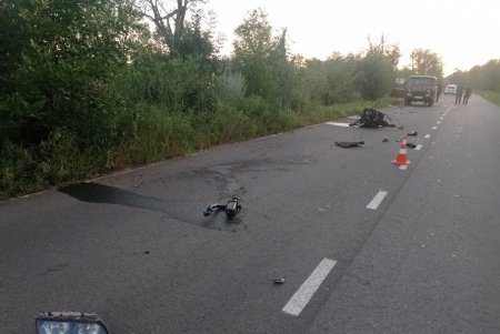 В Болградском районе водитель врезался в дерево и погиб: двое пассажиров госпитализированы (фото)
