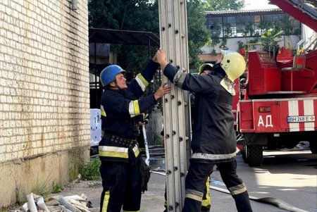 Спасатели ликвидировали пожар в двухэтажном нежилом здании (фото, видео)