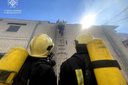 Спасатели ликвидировали пожар в двухэтажном нежилом здании (фото, видео)