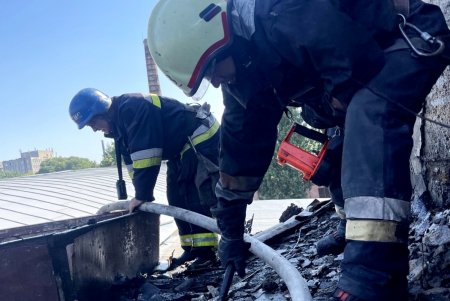 Спасатели ликвидировали пожар в двухэтажном нежилом здании (фото, видео)