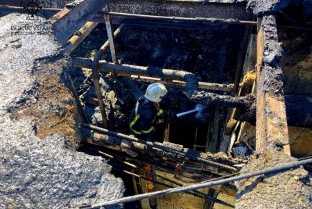 Спасатели ликвидировали пожар в двухэтажном нежилом здании (фото, видео)