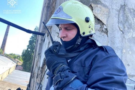 Спасатели ликвидировали пожар в двухэтажном нежилом здании (фото, видео)