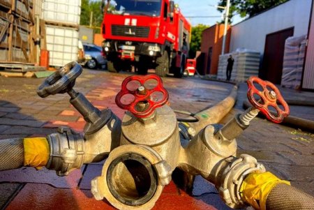 На Химической горел завод: спасатели оперативно потушили пожар (фото, видео)