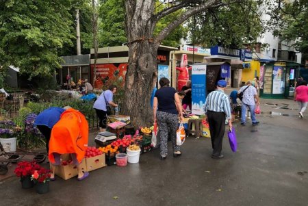 Одесситам и гостям города напоминают об опасности покупки продуктов на стихийных рынках (фото)
