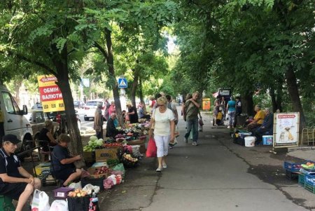 Одесситам и гостям города напоминают об опасности покупки продуктов на стихийных рынках (фото)