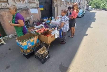 Одесситам и гостям города напоминают об опасности покупки продуктов на стихийных рынках (фото)