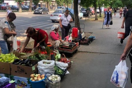 Одесситам и гостям города напоминают об опасности покупки продуктов на стихийных рынках (фото)