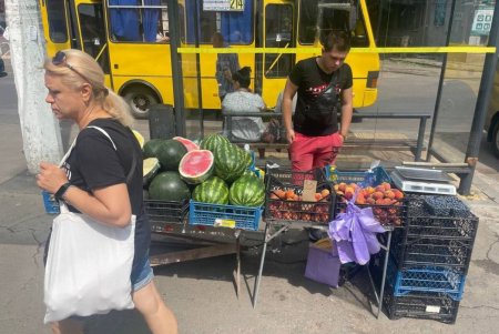 Одесситам и гостям города напоминают об опасности покупки продуктов на стихийных рынках (фото)