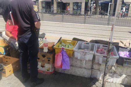 Одесситам и гостям города напоминают об опасности покупки продуктов на стихийных рынках (фото)