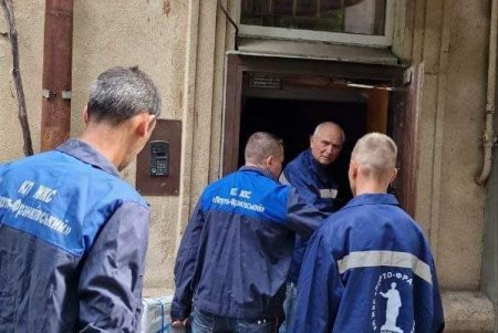 Одесские коммунальщики ликвидируют последствия ночных обстрелов (фото) 